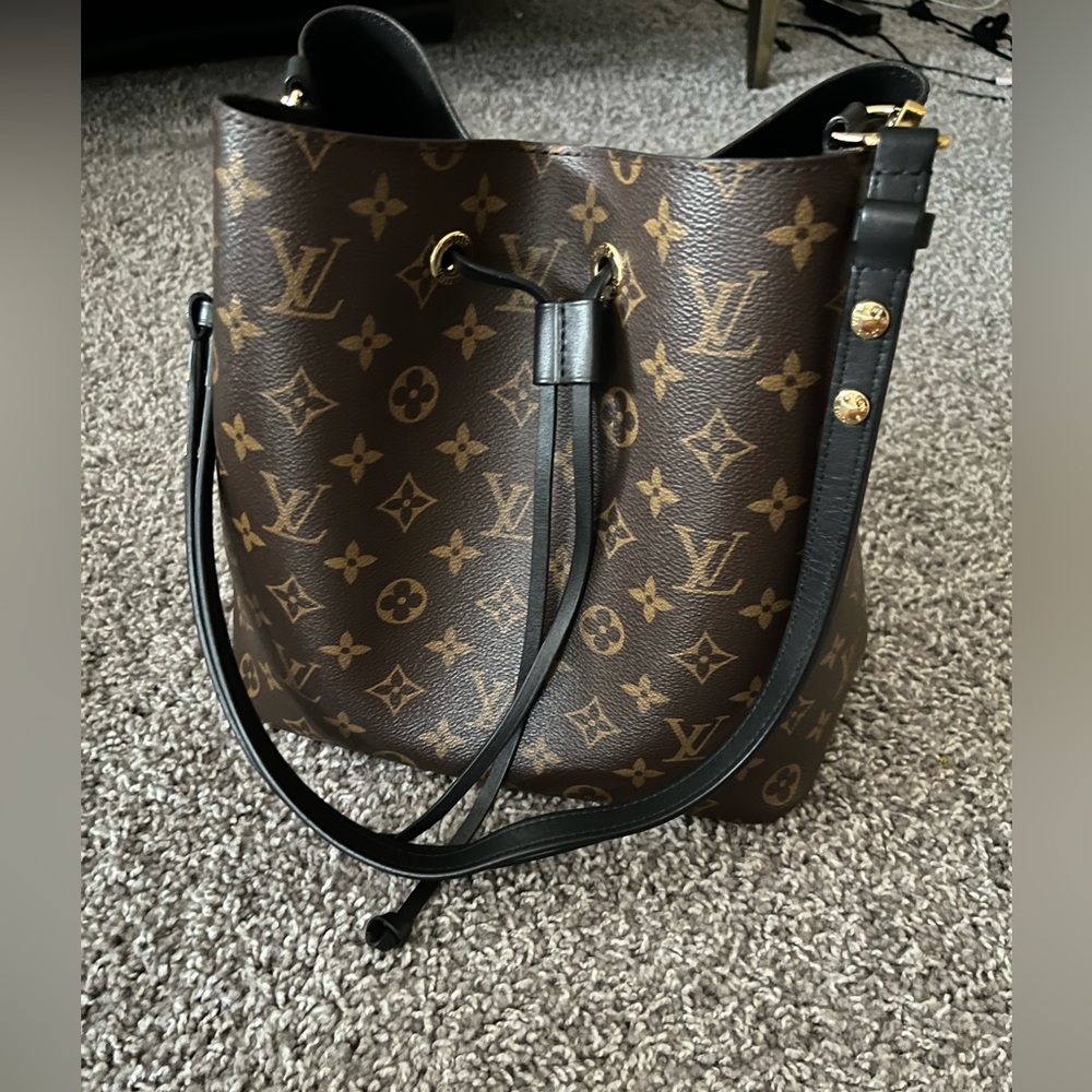 Authentic Louie Vuitton NeoNoe MM Bag